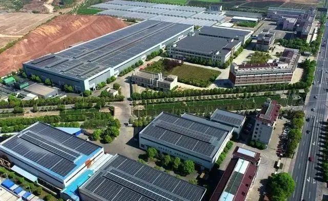 厂房装置光伏，，，，，，，每年节约电费200万元！装置工商业光伏的4大优势，，，，，，，政府都在推荐！