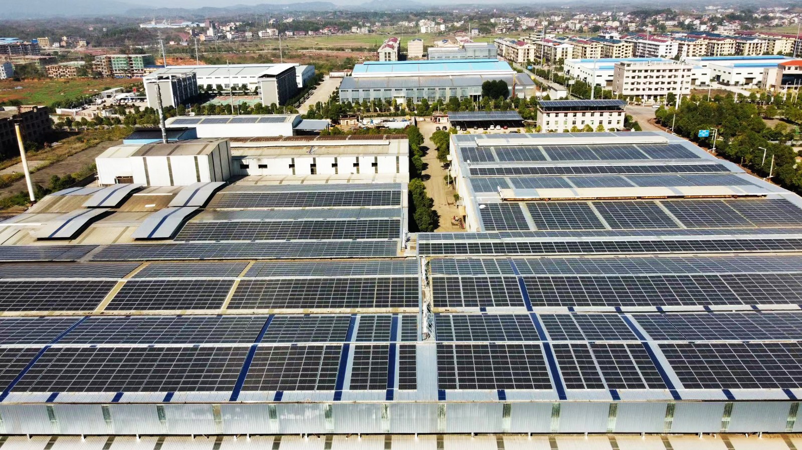 6月以来，，，，，，室外温度居高不下！多地供电主要，，，，，，光伏电站或将为工商业企业带来“用电自由！